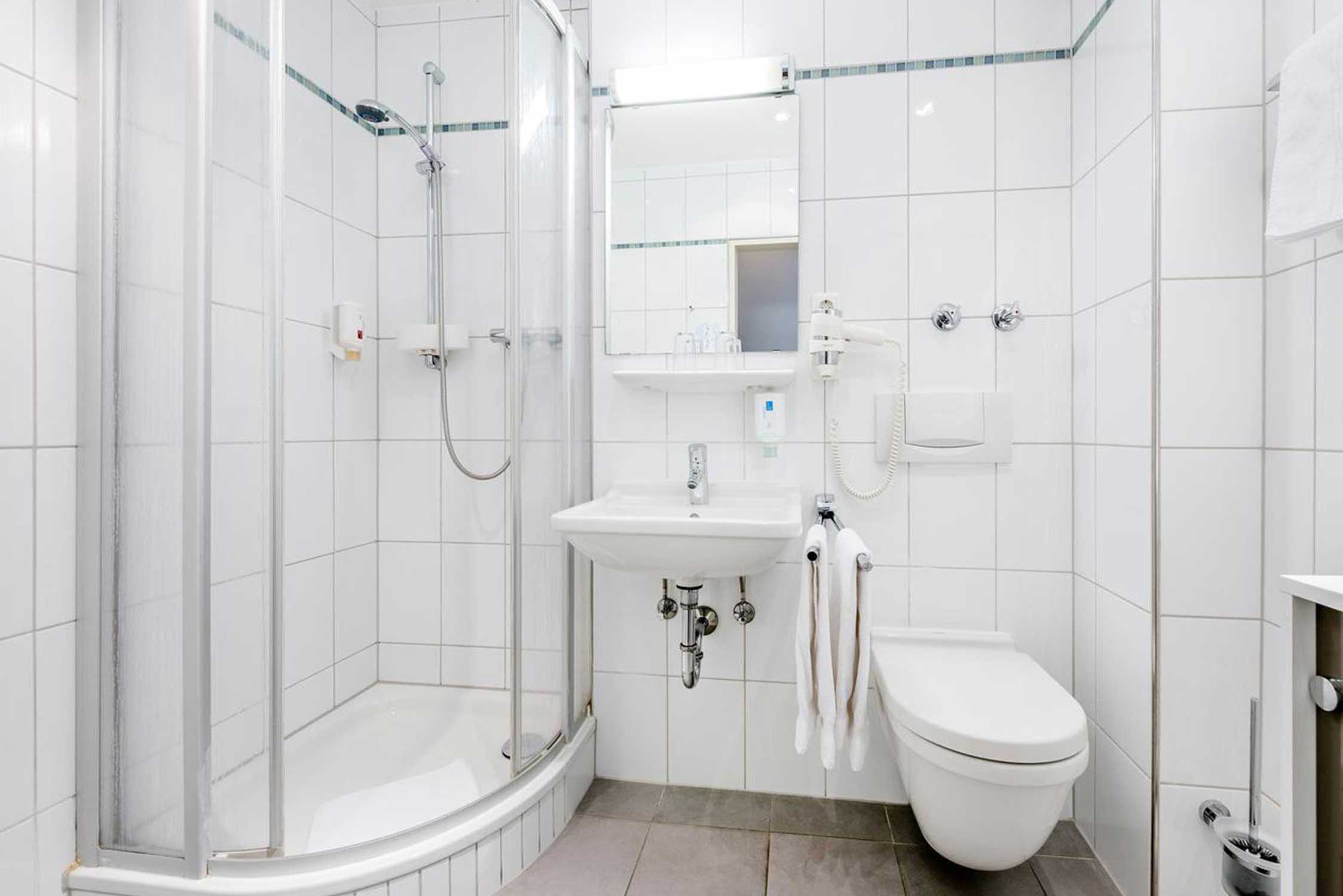 Hotel Laimer Hof, Badezimmer mit Dusche Ansicht
